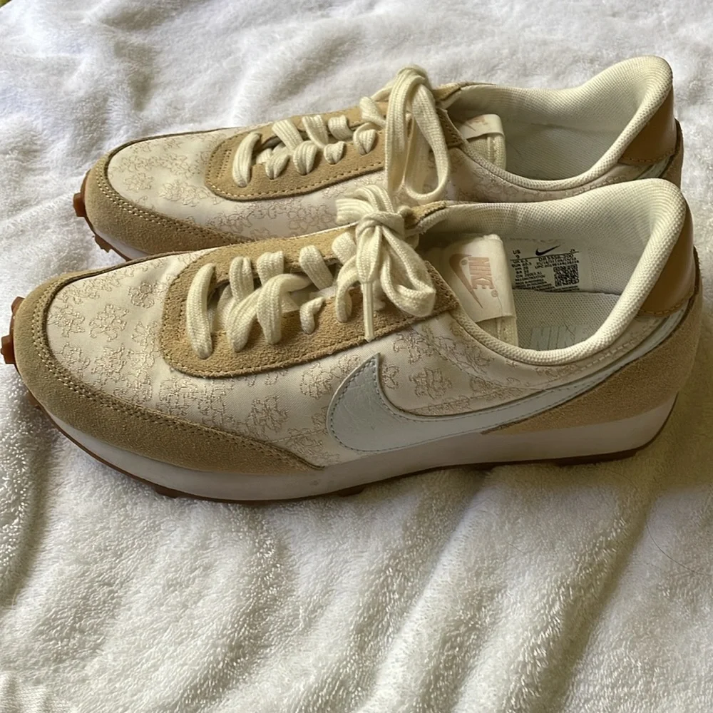 NIKE Daybreak Sneakers Womens US9 EUC